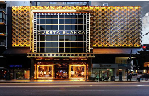 云龙门头设计与商业空间的纽带。